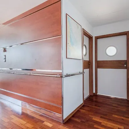 Urbannestgroup & 1 Sea Tower Apartment